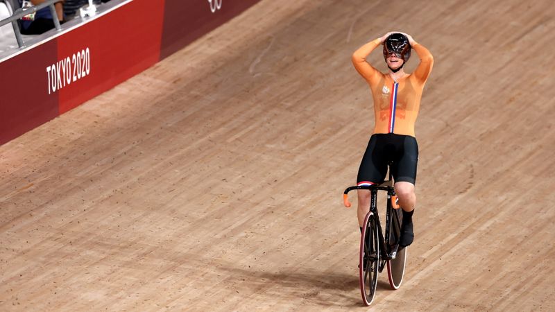 &copy; Reuters. الهولندية شان براسبنيكس تحتفل بفوزها بذهبية سباق كيرين للسيدات ضمن منافسات الدراجات في ألعاب طوكيو يوم الخميس. تصوير: كريستيان هارتمان - رو
