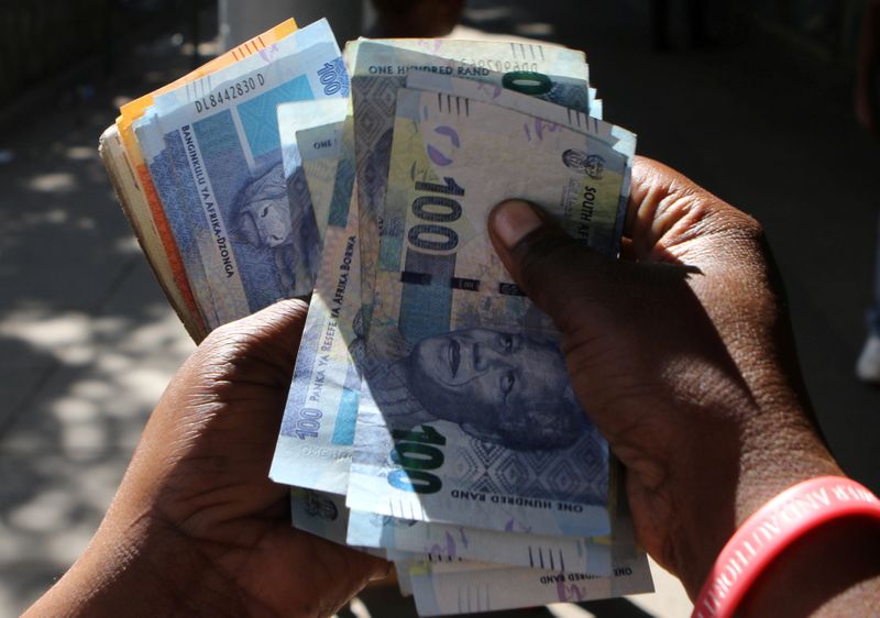 © Reuters. FILE PHOTO: A street money changer counts South African Rands in Harare, Zimbabwe, May 5, 2016.  REUTERS/Philimon Bulawayo/File Photo