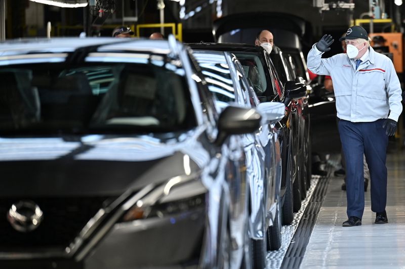 © Reuters. 英自動車工業会（ＳＭＭＴ）が５日発表した英国の７月の新車登録台数は前年同月比２９．５％減の１２万３２９６台と、７月としては１９９８年以来の低水準となった。日産自動車の工場を見学するジョンソン首相、７月の代表撮影。（２０２１年　ロイター）