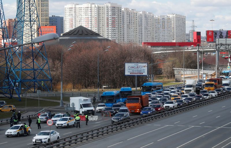 &copy; Reuters. People sit in a traffic jam before driving past a check point on the outskirts of Moscow, Russia April 12, 2020. Moscow authorities ordered a partial lockdown and announced plans to introduce digital permits to control movement around the city to prevent 