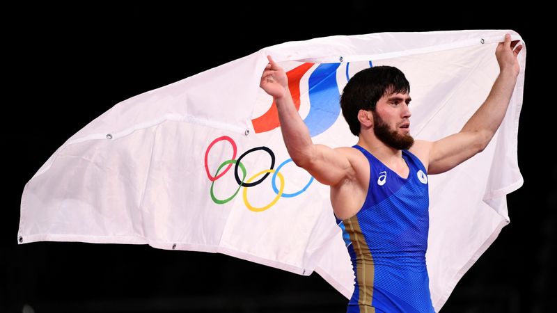 © Reuters. الروسي زافور أوجوف يحتفل بالفوز بذهبية وزن الديك في المصارعة الحرة في ألعاب طوكيو يوم الخميس. صورة لرويترز.