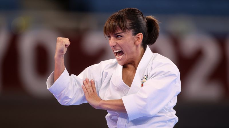 &copy; Reuters. La karateka española Sandra Sánchez durante la fase de eliminación de la prueba de katas femenina de Tokio 2020 celebrada en el Nippon Budokan de Tokio, Japón, el 5 de agosto de 2021. REUTERS/Carl Recine