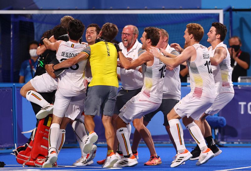 © Reuters. لاعبو منتخب بلجيكا يحتفلون بالفوز بذهبية مسابقة الهوكي للرجال في ألعاب طوكيو يوم الخميس. صورة لرويترز.