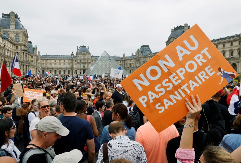 © Reuters. Manifestanti partecipano a una protesta contro le nuove misure annunciate dal presidente francese Emmanuel Macron per combattere l'epidemia di coronavirus ( COVID -19), a Parigi, Francia, 17 luglio 2021. REUTERS/Pascal Rossignol