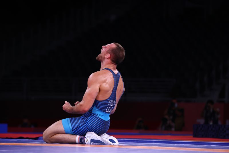 © Reuters. الأمريكي ديفيد تايلور يحتفل بالفوز بذهبية وزن المتوسط للرجال في المصارعة الحرة في ألعاب طوكيو يوم الخميس. تصوير: ليا ميليس - رويترز.