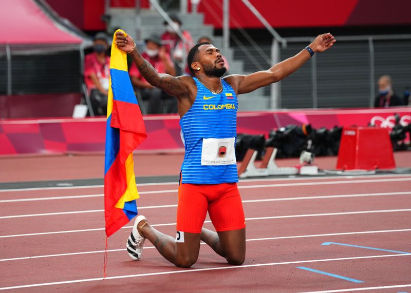 &copy; Reuters. Ago 5, 2021. 
Foto del jueves del colombiano Anthony Jose Zambrano celebrando tras ganar la plata en los 400 mts. 
REUTERS/Aleksandra Szmigiel