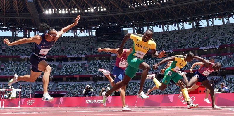 &copy; Reuters. Ago 5, 2021.  
Foto del jueves del jamaicano Hansle Parchment cruzando la meta para ganar el oro en los 100 mts con vallas. 
REUTERS/Fabrizio Bensch    
