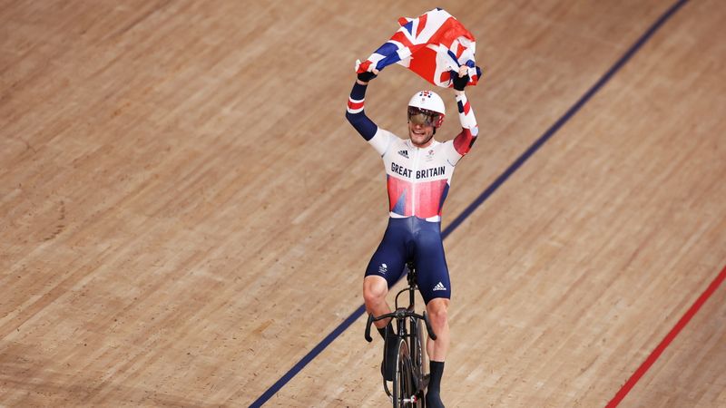 &copy; Reuters. Ago 5, 2021. 
Foto del jueves  del británico Matt Walls celebrando tras ganar el oro en el omnium. 
REUTERS/Christian Hartmann