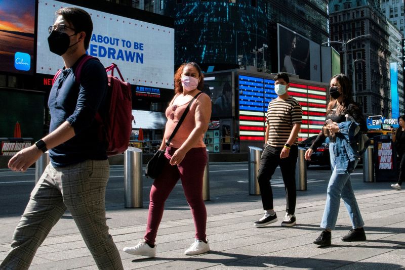 © Reuters. FILE PHOTO: People wear masks around Times Square, as cases of the infectious coronavirus Delta variant continue to rise in New York City, New York, U.S., July 23, 2021. REUTERS/Eduardo Munoz/File Photo