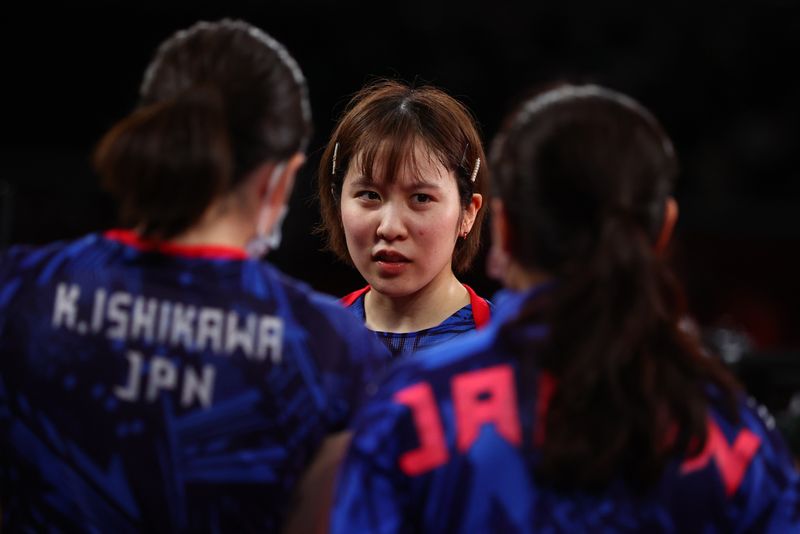 &copy; Reuters. 　８月５日、  東京五輪の卓球女子団体は決勝を行い、日本は中国に３─０で敗れ、銀メダルだった。写真は決勝で試合中の平野美宇を励ます伊藤美誠と石川佳純。東京体育館で撮影（２０