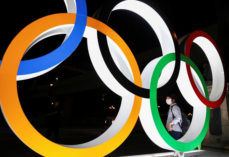 &copy; Reuters. Foto del jueves ilustrativa de una persona cerca de los anillos olímpicos en Tokio.
Ago 5, 2021. REUTERS/Issei Kato