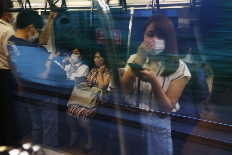 &copy; Reuters. Pessoas usando máscaras em trem nos arredores de Tóquio
05/08/2021 REUTERS/Jorge Silva