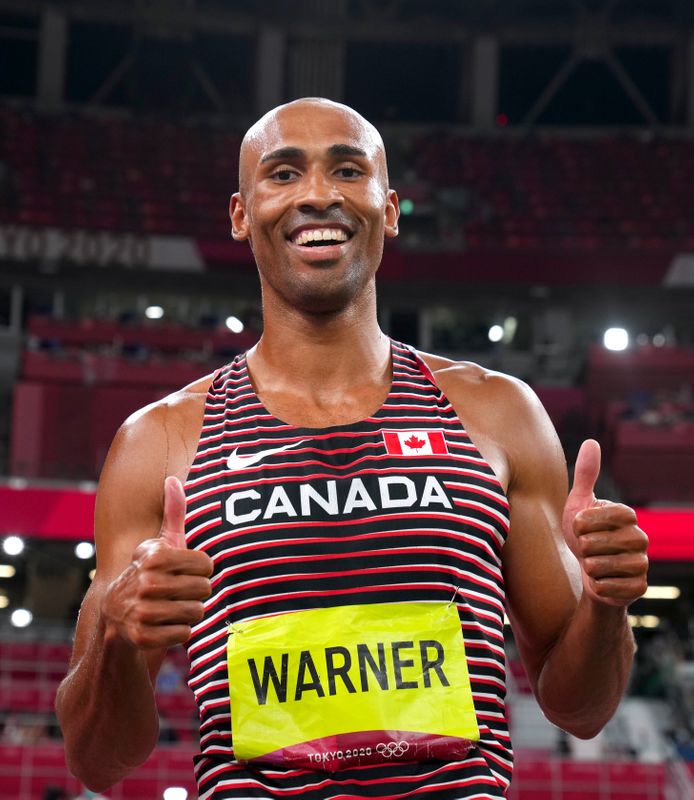 &copy; Reuters. الكندي داميان وارنر يحتفل بفوزه بذهبية منافسات العشاري للرجال بألعاب القوى في أولمبياد طوكيو يوم الخميس. صورة لرويترز.