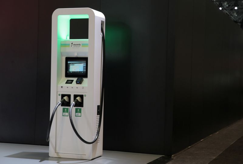 © Reuters. FILE PHOTO: An electric vehicle charging station is seen on display at the 2019 New York International Auto Show in New York City, New York, U.S, April 17, 2019. REUTERS/Brendan McDermid