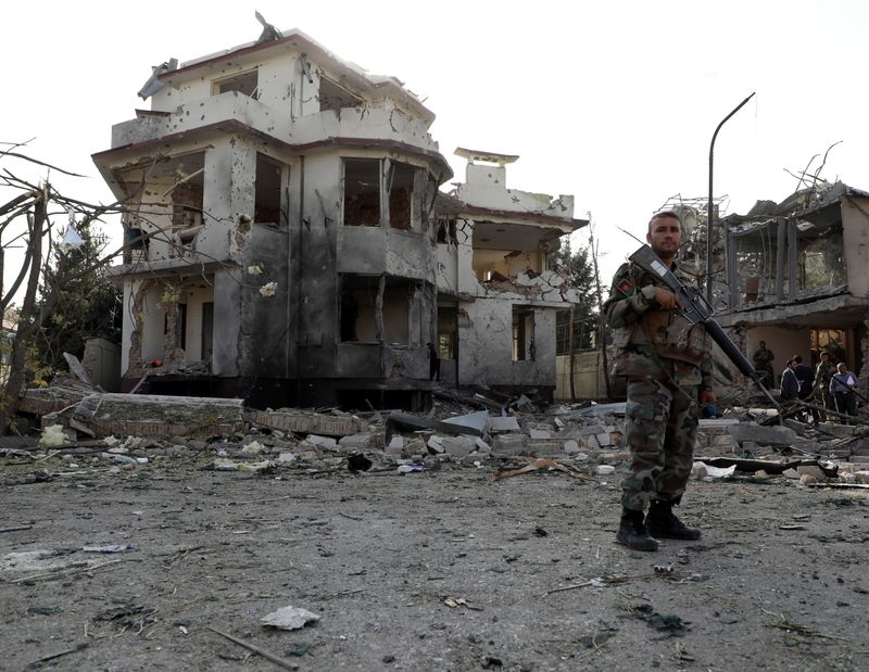 &copy; Reuters. جندي أفغاني في موقع انفجار بكابول يوم الأربعاء - رويترز
