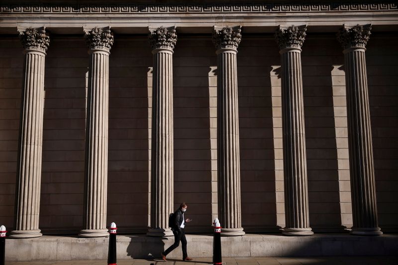 © Reuters. イングランド銀行（英中央銀行）は５日、超金融緩和策の将来的な正常化を見据えた「出口戦略」の新たな指針を公表した。写真は７月２９日、ロンドンの英中銀前で撮影（２０２１年　ロイター／Henry Nicholls/File Photo）