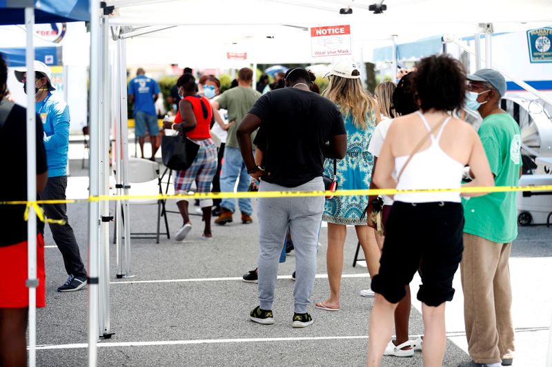 &copy; Reuters. FILE PHOTO: Patients wait in line to get a swab test at a COVID-19 mobile testing site hosted by the Manatee County Florida Department of Health in Palmetto, Florida, U.S., August 2, 2021.  REUTERS/Octavio Jones