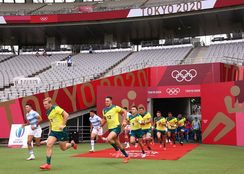 &copy; Reuters. Jul 26, 2021. 
Foto de archivo ilustrativas de los integrantes de la selección de Rugby Seven de Australia entrando a la cancha junto a sus pares de Argentina 
REUTERS/Siphiwe Sibeko