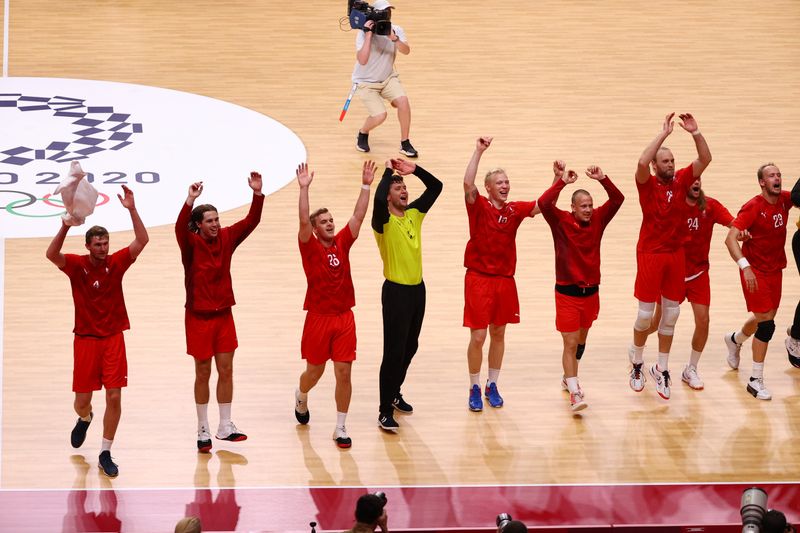 &copy; Reuters. Juegos Olímpicos de Tokio 2020 - Balonmano - Masculino - Semifinal - España vs Dinamarca - Estadio Nacional Yoyogi - Tokio, Japón - 5 de agosto de 2021. Jugadores del equipo de Dinamarca celebrando tras el partido REUTERS/Siphiwe Sibeko