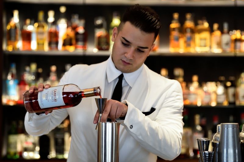 &copy; Reuters. Un barista prepara un drink al bar Camparino a Milano. 12 luglio 2021  REUTERS/Flavio Lo Scalzo/File Photo