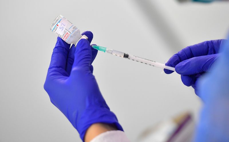 &copy; Reuters. 米モデルナは同社の新型コロナウイルスワクチンについて、２回目の接種から６カ月経過後も約９３％の有効率が維持されていたと発表した。写真は７月２９日、独ドレスデンで撮影された