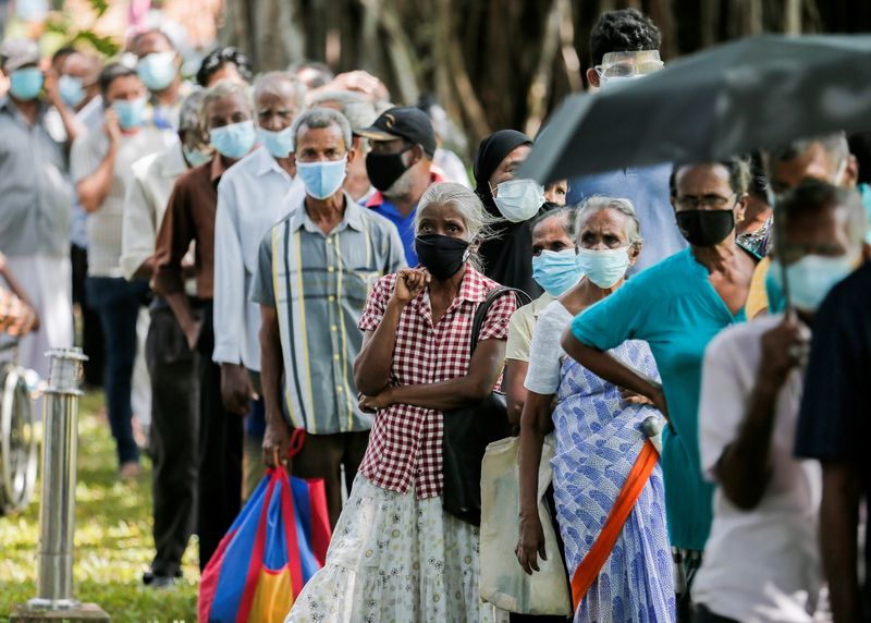 &copy; Reuters. Personas mayores de 60 años esperan para recibir la primera dosis de la vacuna Sinopharm contra la enfermedad del coronavirus (COVID-19) en Colombo, Sri Lanka. 5 de agosto de 2021. REUTERS/Dinuka Liyanawatte 