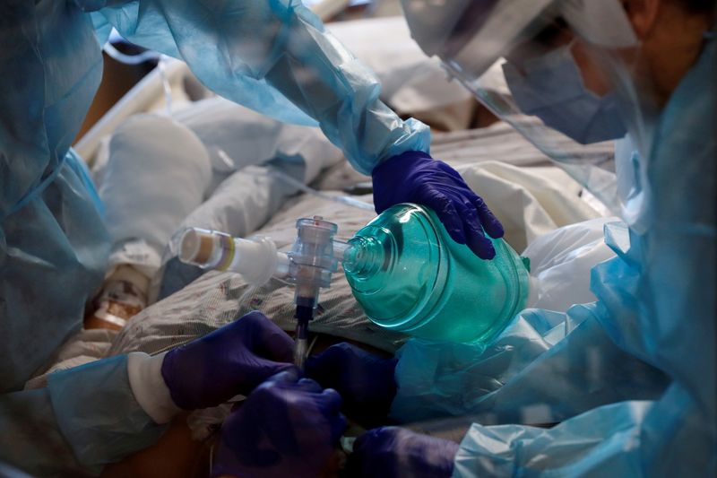 &copy; Reuters. 米国の新型コロナウイルスの新規感染者数が１０万人を超え、６カ月ぶりの高水準となったことがロイターの集計で分かった。写真は２月、フロリダ州サラソタの病院で撮影（２０２１年　