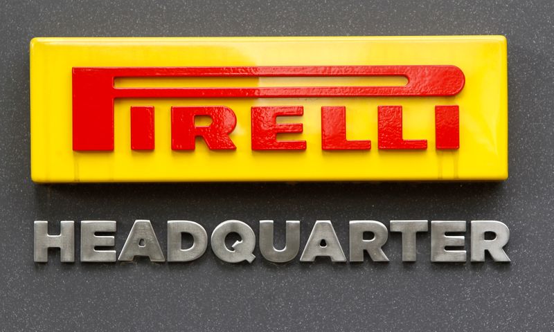 &copy; Reuters. Logo Pirelli presso il quartier generale dell'azienda a Milano, 28 marzo 2014. REUTERS/Alessandro Garofalo  (