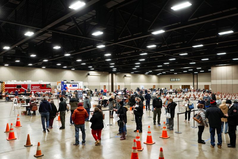 &copy; Reuters. Persone in fila per vaccinazione in Texas all' Esports Stadium Arlington & Expo Center di Arlington. 12 febbraio 2021  REUTERS/Cooper Neill/File Photo