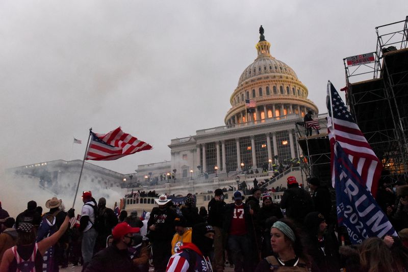 &copy; Reuters. FILE PHOTO: Police attempt to clear the U.S. Capitol Building with tear gas as supporters of U.S. President Donald Trump gather outside, in Washington, U.S. January 6, 2021. REUTERS/Stephanie Keith/File Photo