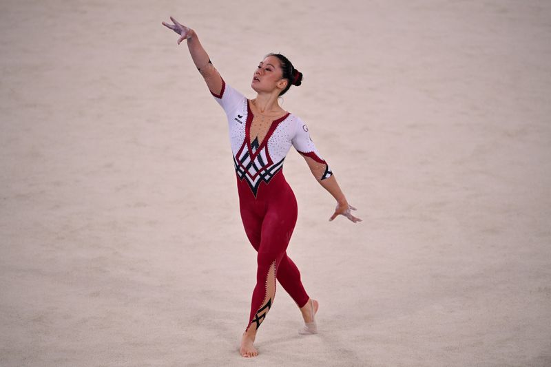 &copy; Reuters. Foto de archivo. Kim Bui de Alemania durante una rutina de gimnasia artística en suelo en los Juegos Olímpicos de Tokio 2020. Centro Ariake en Tokio. Japón , 25 de julio de 2021. REUTERS/Dylan Martinez