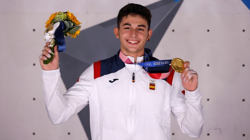 &copy; Reuters. Espanhol Alberto Gines López mostra medalha de ouro conquistada na escalada na Olimpíada de Tóquio
05/08/2021 REUTERS/Maxim Shemetov