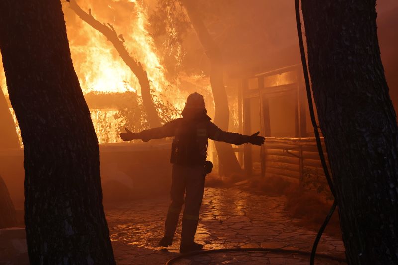 &copy; Reuters. Bombeiro reage a incêndio florestal em subúrbio ao norte de Atenas
03/08/2021
REUTERS/Giorgos Moutafis