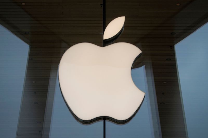 &copy; Reuters. FILE PHOTO: The Apple logo is seen at an Apple Store, as Apple's new 5G iPhone 12 went on sale in Brooklyn, New York, U.S. October 23, 2020.  REUTERS/Brendan McDermid