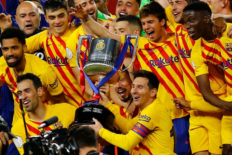 © Reuters.  Abril 17, 2021 
Foto de archivo del capitán del FC Barcelona Lionel Messi celebrando con sus compañeros la obtención de la Copa del Rey, el último título del argentino en el club. 
REUTERS/Marcelo Del Pozo