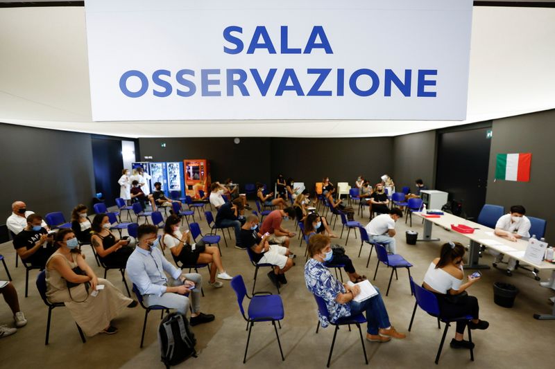 &copy; Reuters. Le gouvernement italien a décrété jeudi que les enseignants devaient disposer d'un pass sanitaire, attestant qu'ils ne sont pas atteints du COVID-19 ou protégés contre la maladie, pour pouvoir accéder aux salles de classe, tandis que Rome a aussi re