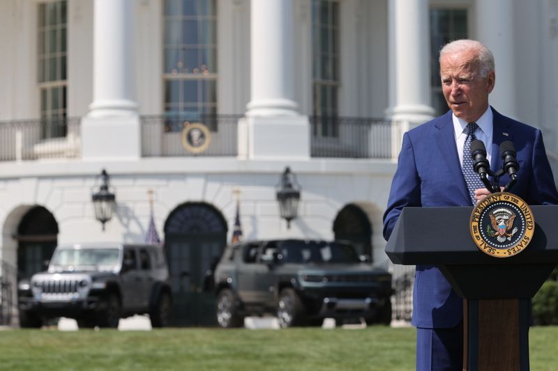 &copy; Reuters. Le président américain Joe Biden a signé jeudi un décret ayant pour objectif que la moitié des véhicules vendus aux Etats-Unis en 2030 n'émettent aucune pollution et il a proposé de nouvelles règles en matière d'émissions de dioxyde de carbone 