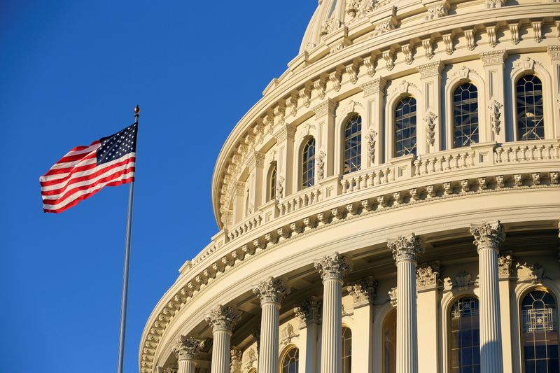 &copy; Reuters. 　８月５日、米議会予算局（ＣＢＯ）は５日、上院で審議されている超党派のインフラ投資法案について、賛成派が主張するような独立採算は見込めず、１０年間で赤字が２５６０億ドル膨