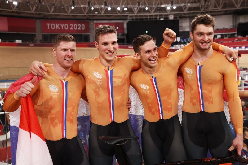 &copy; Reuters. 　写真は３日、自転車男子スプリントで金メダルを獲得し喜ぶオランダチーム。伊豆ベロドームで撮影（２０２１年　ロイター/Kacper Pempel）