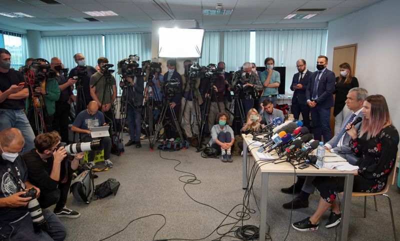 &copy; Reuters. Belarusian sprinter Krystsina Tsimanouskaya, who left the Olympic Games in Tokyo and seeks asylum in Poland, and Belarusian opposition politician Pavel Latushka  attend a news conference in Warsaw, Poland August 5, 2021. REUTERS/Darek Golik  