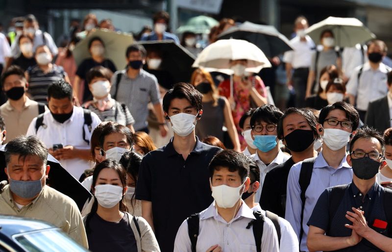 &copy; Reuters. People wearing protective masks, amid the coronavirus disease (COVID-19) outbreak, make their way in Tokyo, Japan, August 6, 2021. REUTERS/Kim Kyung-Hoon