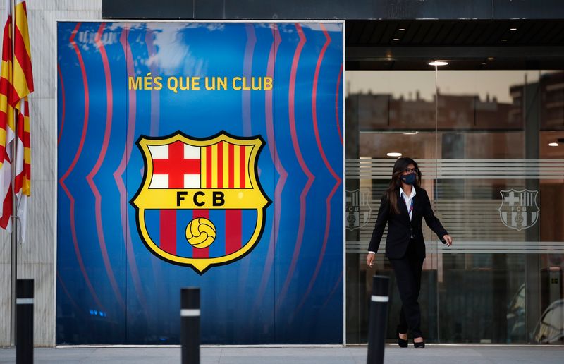 &copy; Reuters. Una mujer es vista fuera de las oficinas del FC Barcelona en el Camp Nou, Barcelona, España, el 5 de agosto de 2021. REUTERS/Albert Gea