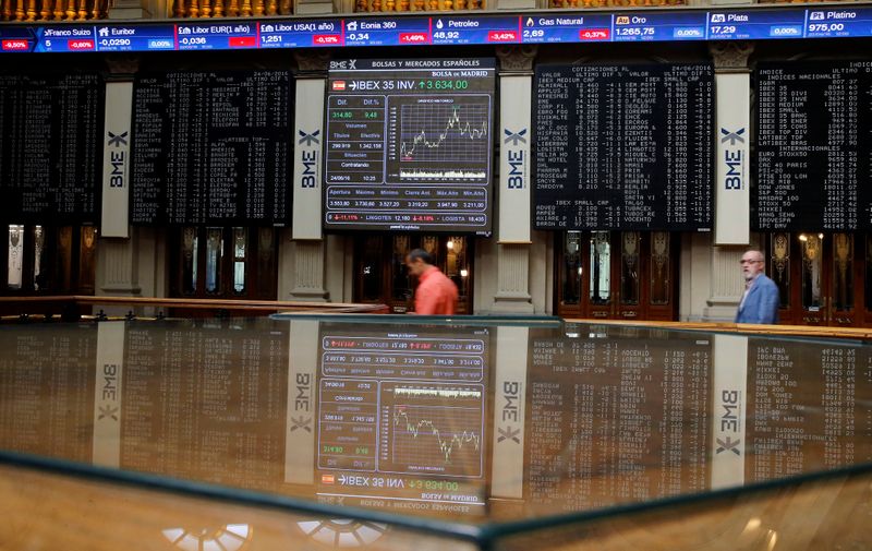 &copy; Reuters. FOTO DE ARCHIVO: Tableros electrónicos en la bolsa de Madrid, 24 de junio de 2016. REUTERS/Andrea Comas