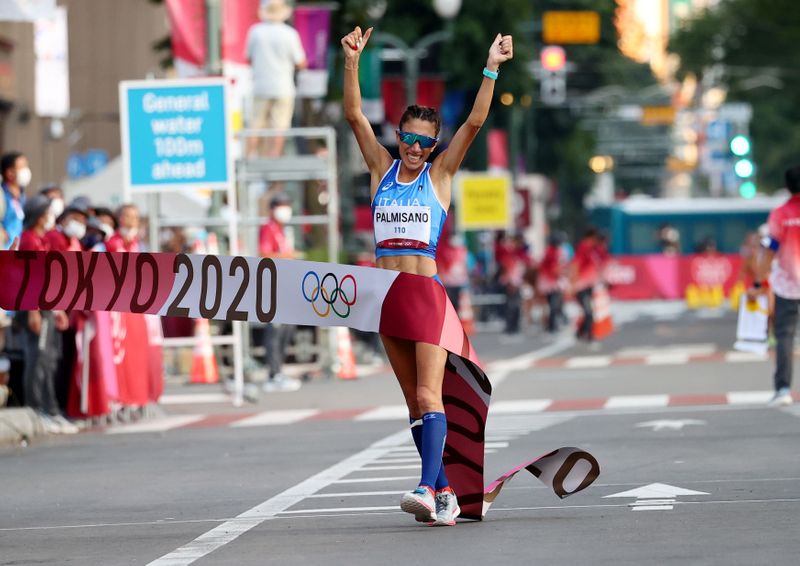 &copy; Reuters. الإيطالية أنطونيلا بالميزانو تحتفل بفوزها بذهبية سباق المشي لمسافة 20 كيلومترا للسيدات في ألعاب طوكيو يوم الجمعة. صورة لرويترز.