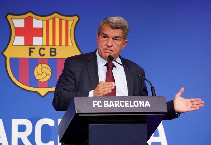 &copy; Reuters. El presidente del Fútbol Club Barcelona, Joan Laporta, durante una conferencia de prensa celebrada en el Auditori 1899 de Barcelona, España, el 6 de agosto de 2021. REUTERS/Albert Gea