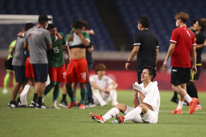 &copy; Reuters. 　８月６日、東京五輪のサッカー男子日本代表は３位決定戦を行い、メキシコに３─１で敗れ、５３年ぶりの銅メダルを逃した。写真は負けが決まり、座り込む久保 建英。　埼玉スタジア