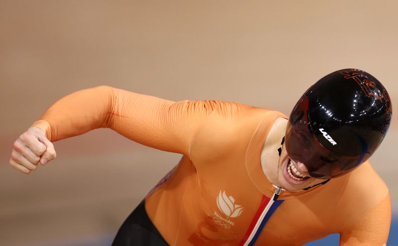 &copy; Reuters. الهولندي هاري لافريسين يحتفل بالفوز بذهبية سباق السرعة للرجال في منافسات الدراجات على المضمار في أولمبياد طوكيو يوم الجمعة. تصوير: كريستيا