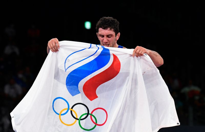 &copy; Reuters. الروسي زاوربيك سيداكوف يحتفل بفوزه بذهبية وزن الوسط للرجال في منافسات المصارعة الحرة في أولمبياد طوكيو يوم الجمعة. صورة لرويترز.