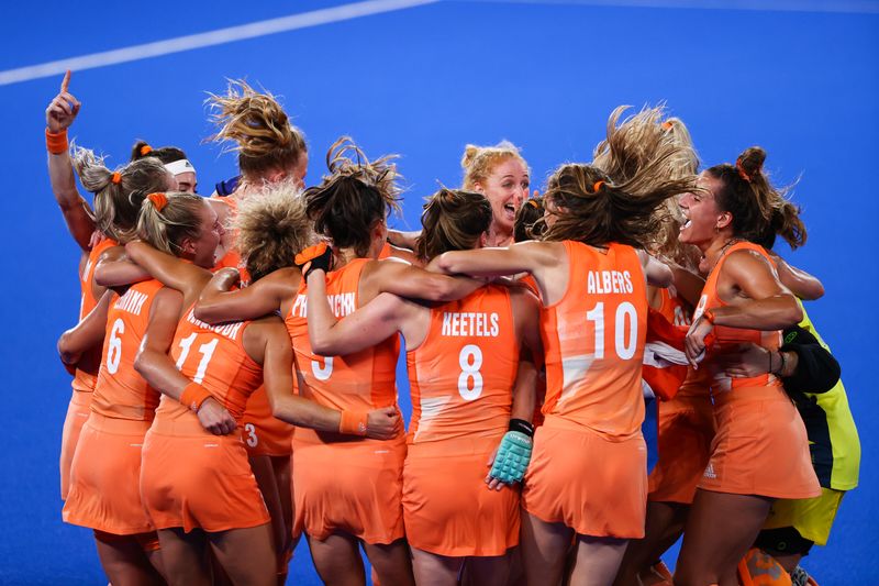 &copy; Reuters. الفريق الهولندي يحتفل بفوزه بذهبية هوكي السيدات في ألعاب طوكيو يوم الجمعة . تصوير: حمد محمد - رويترز.