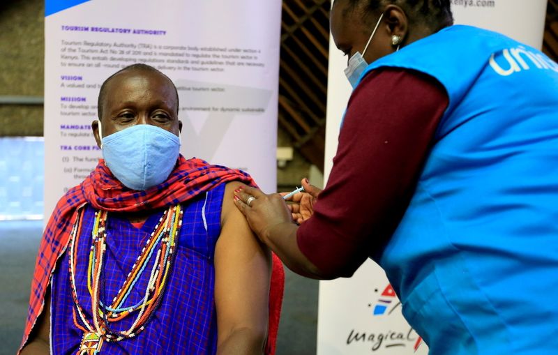 &copy; Reuters. アフリカ連合（ＡＵ）は５日、米ジョンソン・エンド・ジョンソン（Ｊ＆Ｊ）から入手した新型コロナウイルスワクチンの発送を開始したことを明らかにした。写真はケニア・ナイロビでの